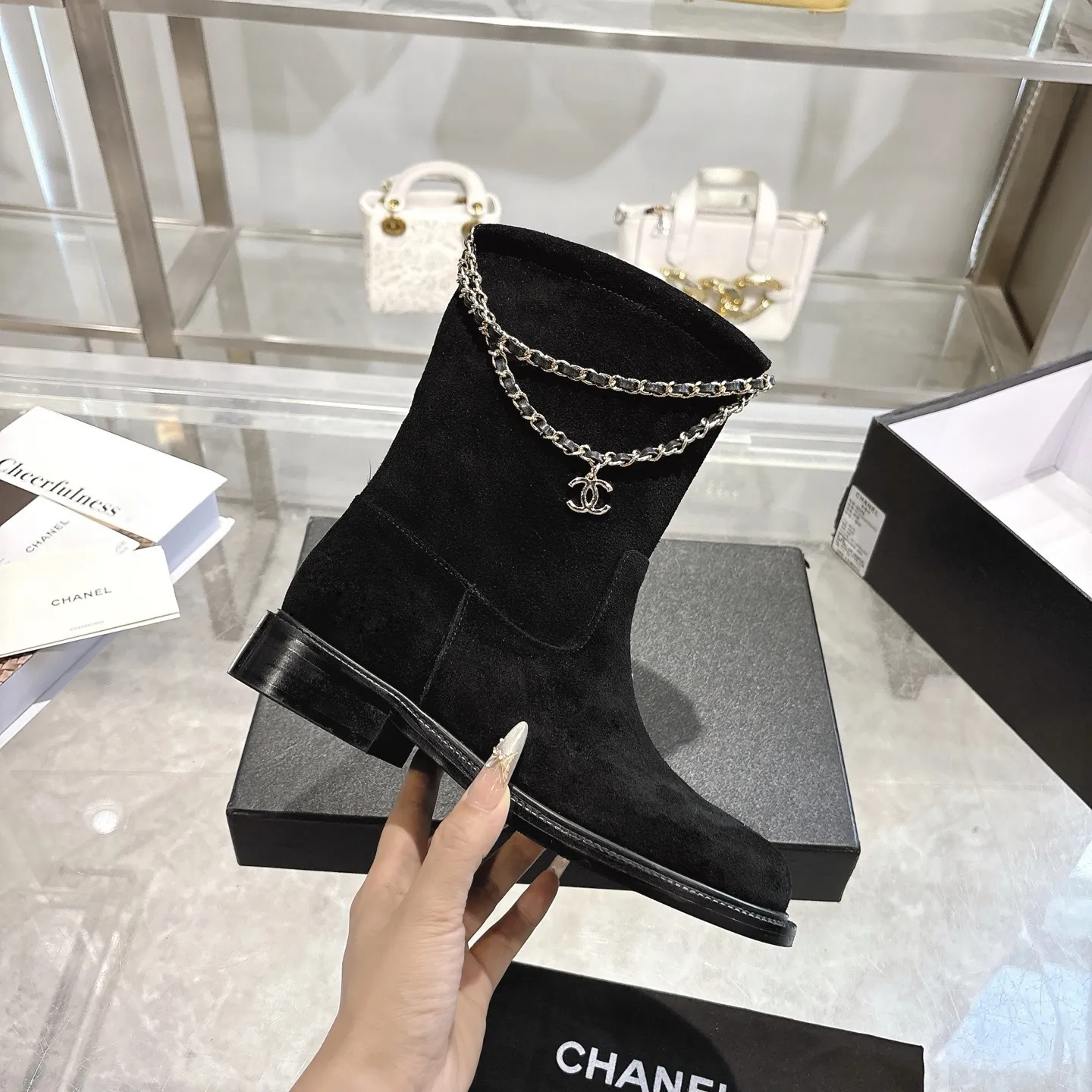 👟👟Ex-factory price 580👟👟 (Top version) CHANEL Chanel* Xiaoxiang new autumn and winter letter knight boots. This knight boot is really a representative of handsome fashion. The boots are embellished with Chanel letters, low-key yet luxurious! Simple, fashionable, individual and grand! The natural and smooth beauty has a beauty that is stunning in time. You should also show off your long legs in winter ~ Upper: imported calfskin Lining: water-dyed cowhide lining Heel height: about 3cm Size: 35-39 (40, 41 customization is not returnable)
